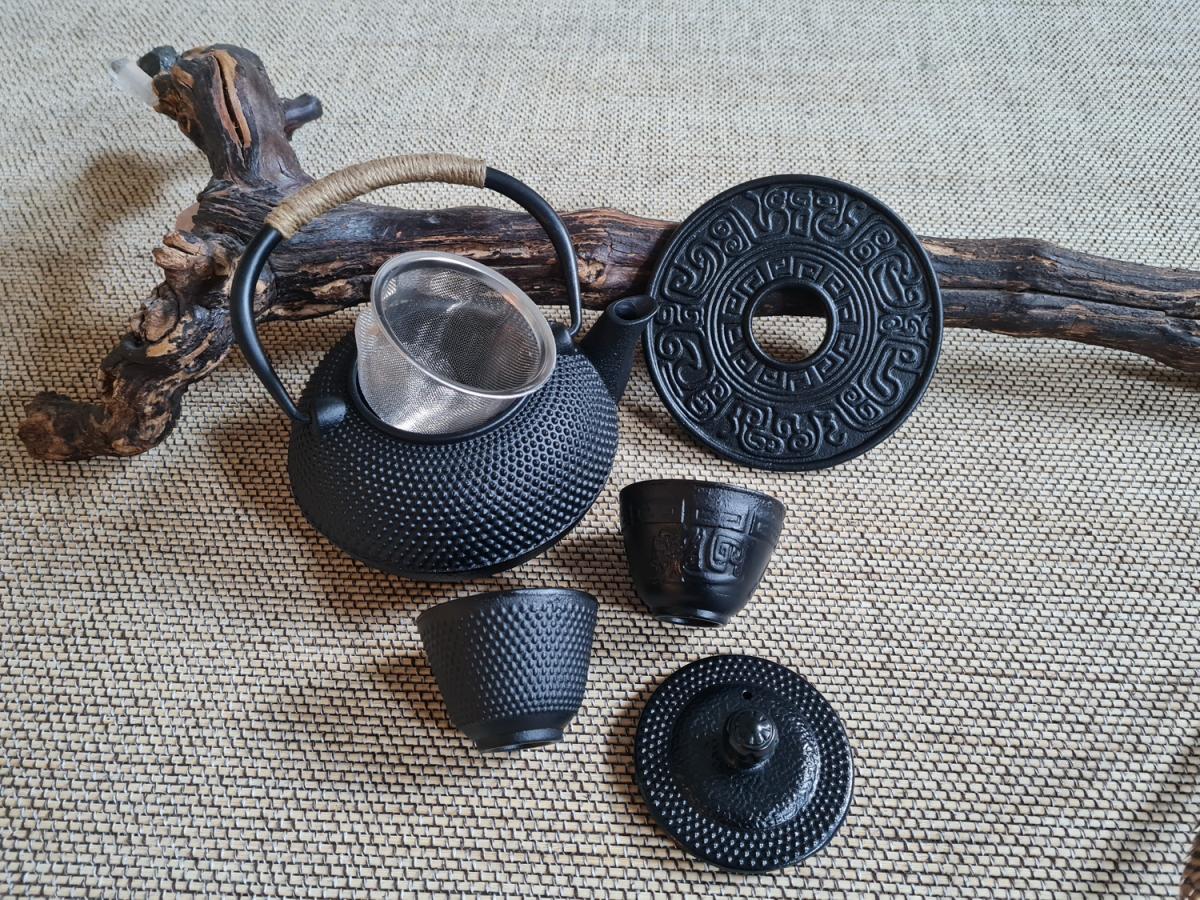 Tetsubin gusseiserne Teekanne 0,6 l im japan. Stil✅ Set mit Teebecher✔ Dojo-Ausstattung & Seminarraum-Ausstattung vom Profi kaufen ♥ 2 Teebecher✓ Teekannenwärmer✓ Teekannenuntersetzer✓ Teekannendeckelhalter✓jetzt online bestellen! ➤www.bokken-welt.de