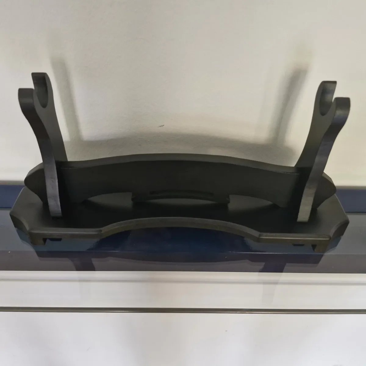 Tischständer für 1 Samuraischwerter - mattschwarz ➤ www.bokken-shop.de » passend für Aikdio, Bujinkan, Iaido, Ju-Jutsu - Dein Budo-Fachhändler!