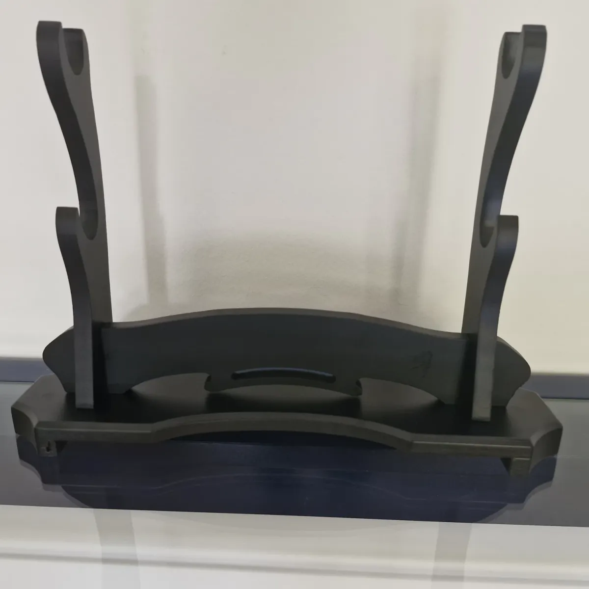 Tischständer für 2 Samuraischwerter - mattschwarz ➤ www.bokken-shop.de » passend für Aikdio, Bujinkan, Iaido, Ju-Jutsu - Dein Budo-Fachhändler!