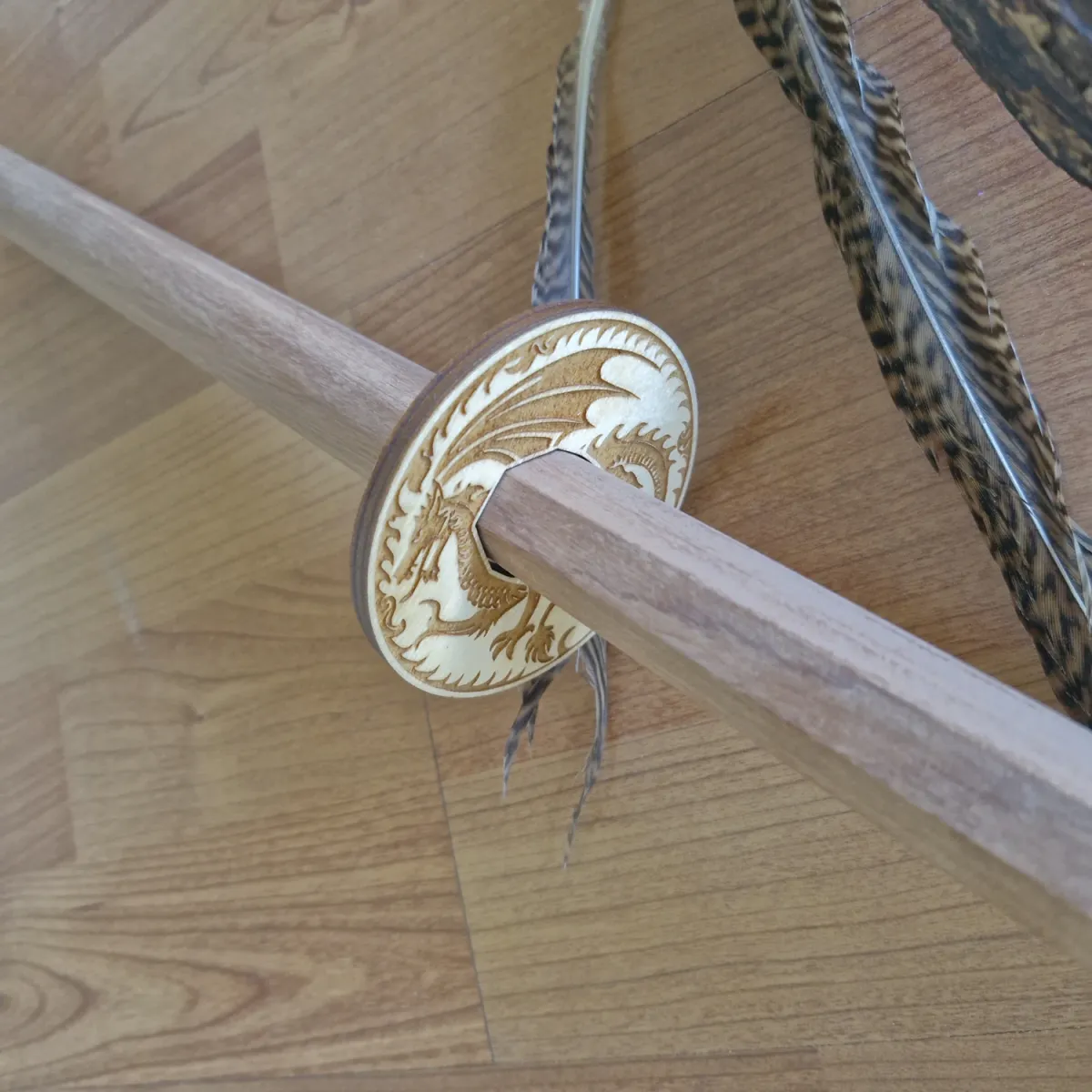 Tsuba Birkenholz Drachenmotiv ➤ www.bokken-shop.de