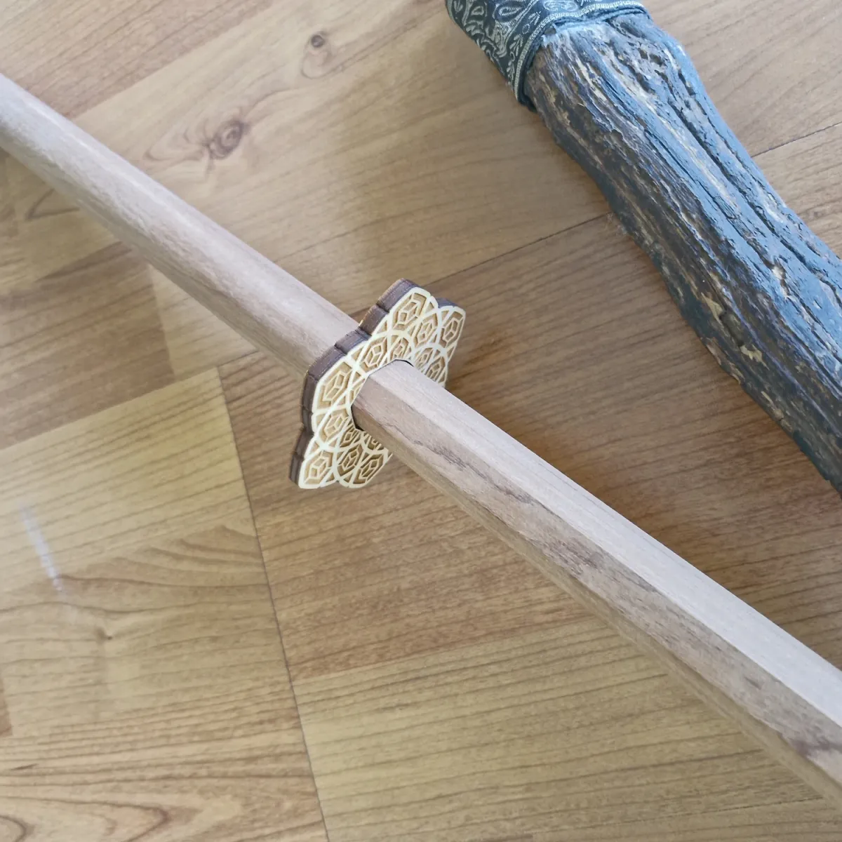 Tsuba Birkenholz Drachenmotiv ➤ www.bokken-shop.de