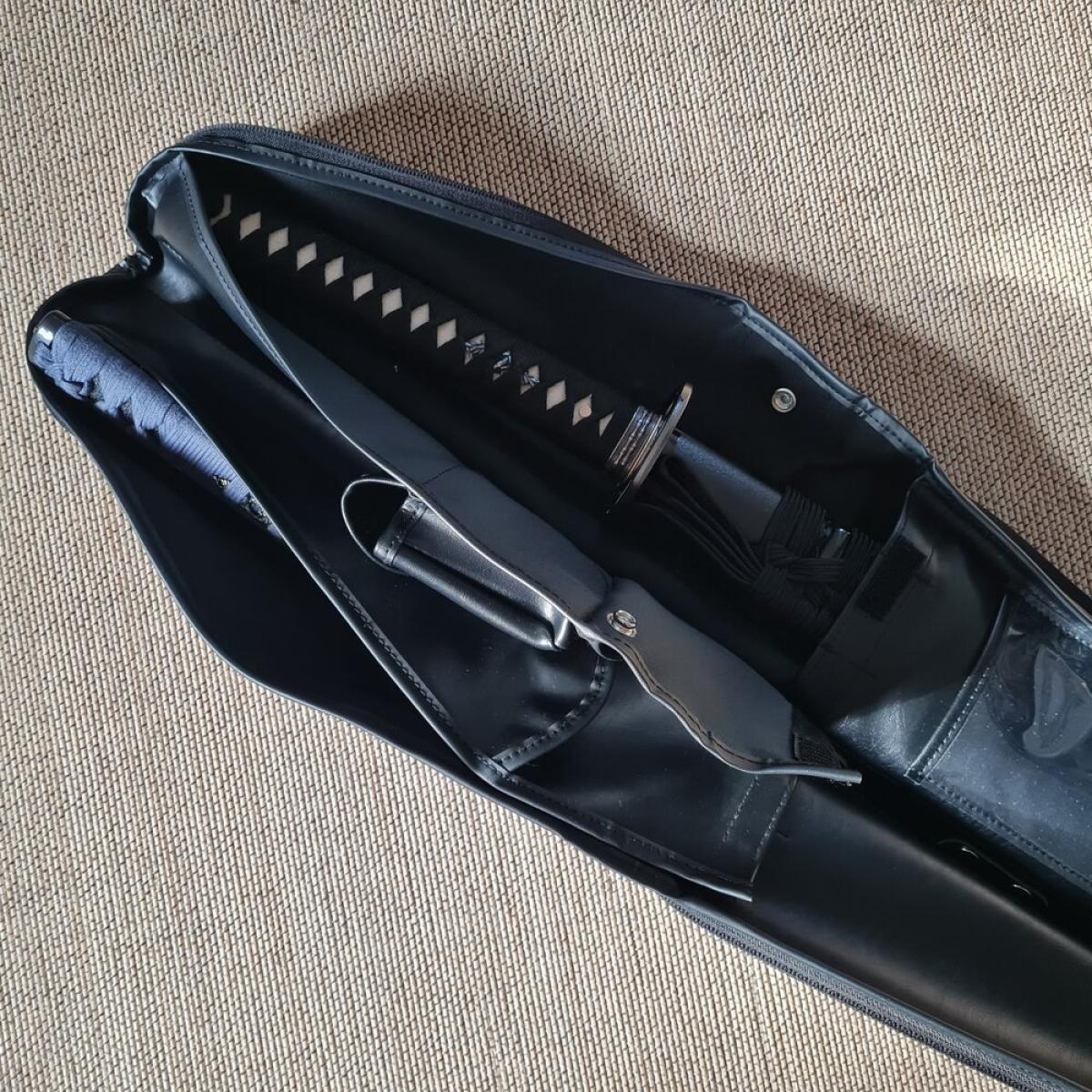 Schwerttasche für 2 Iaito / Katanas aus Kunstleder schwarz ➤ www.bokken-shop.de. Passend für Iaito, Jodo, Aikido, Bujinkan. Dein Budo-Fachhändler!