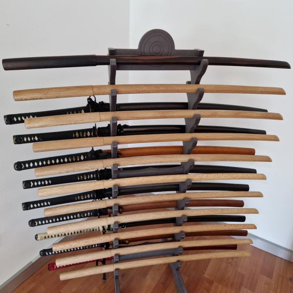 Schwertständer aus Holz für 22 Schwerter ► www.bokken-shop.de. Ideal für Dojo, Marktstand, Heerlager. Dein Budo-Fachhändler. Hohe Qualität & beste Beratung!