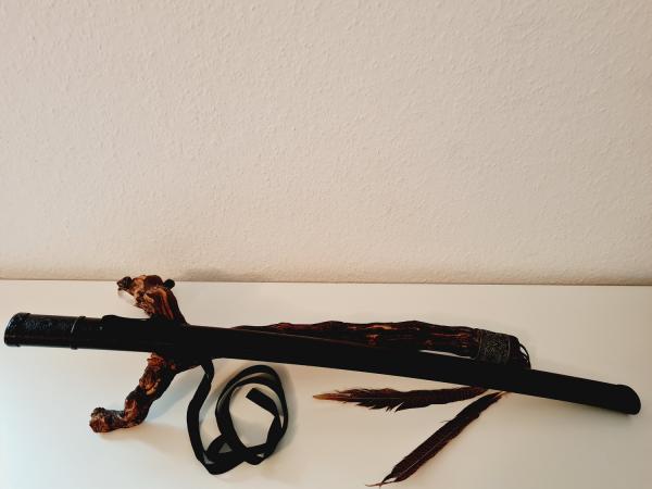 Saya aus Kunstoff schwarz mit Ornament online bestellen ➤ www.bokken-shop.de ✅ passend für Bokken Itto-Form ✓ Bokken ✓ Dein Budo-Fachhändler!