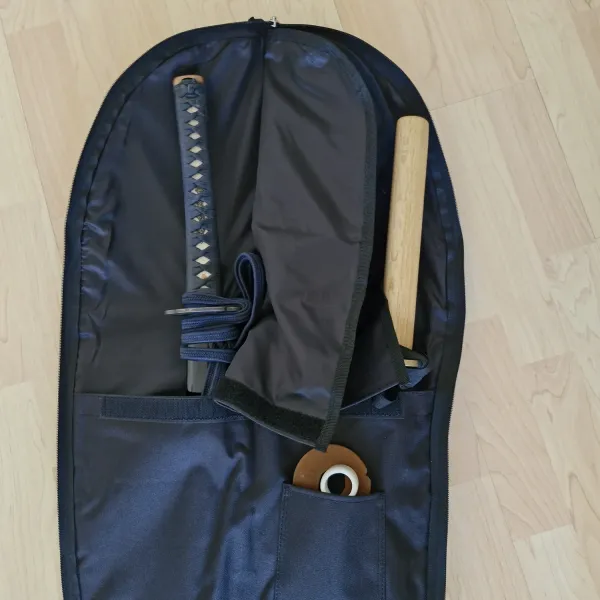 Doppel-Schwerttasche für Bokken & Katana schwarz ➤ www.bokken-shop.de. Passend für Iaito, Aikido, Battojutus, Bujinkan, Tai-CHi. Dein Budo-Fachhändler!